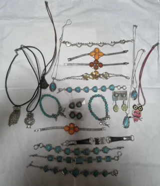 Lote 23 Joyas bisutería: Collares y Pulseras