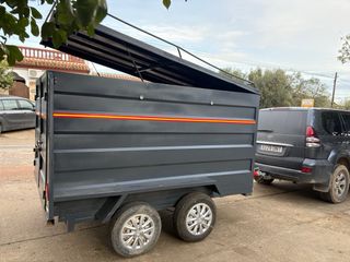 Remolque de coche gris con rueda de repuesto