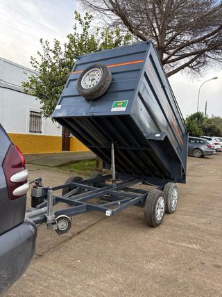 Remolque de coche gris con rueda de repuesto
