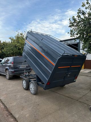 Remolque de coche gris con rueda de repuesto