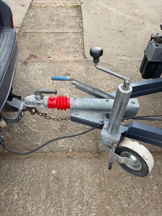 Remolque de coche gris con rueda de repuesto