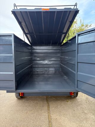 Remolque de coche gris con rueda de repuesto