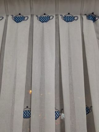 Tres cortinas de cocina con tetera azul