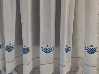 Tres cortinas de cocina con tetera azul