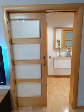 Puerta corredera haya y ventana decorativa