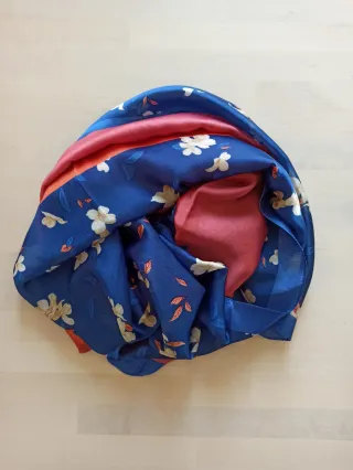 Sciarpa floreale blu e rosa