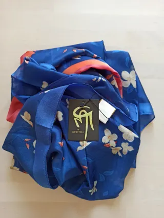 Sciarpa floreale blu e rosa