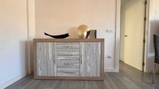 Aparador de madera y metal