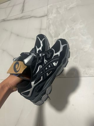 Asics Zapatillas Negras y Plateadas