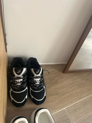 Asics Zapatillas Negras y Plateadas