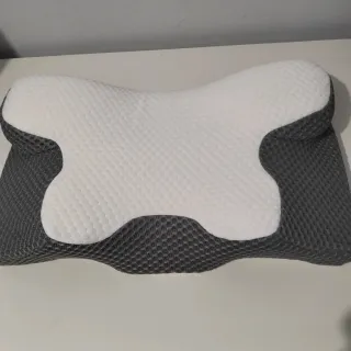 Almohada cervical gris y blanca