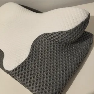 Almohada cervical gris y blanca