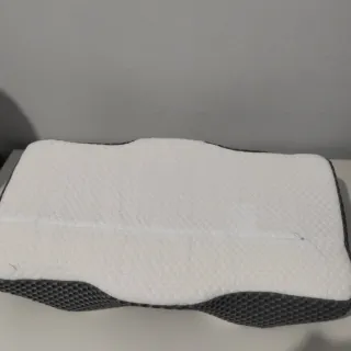 Almohada cervical gris y blanca