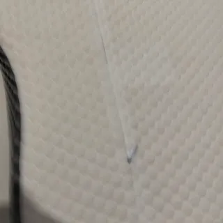 Almohada cervical gris y blanca