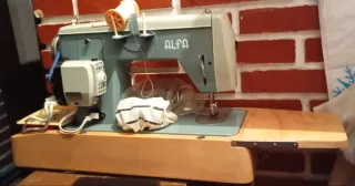 Máquina de coser con maletín y pedal