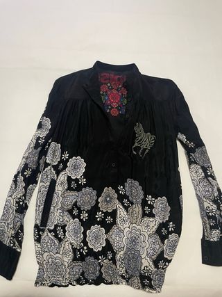 Blusa marca DESIGUAL