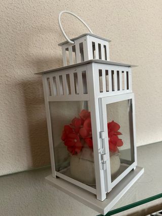 Farol decorativo blanco con flores rojas