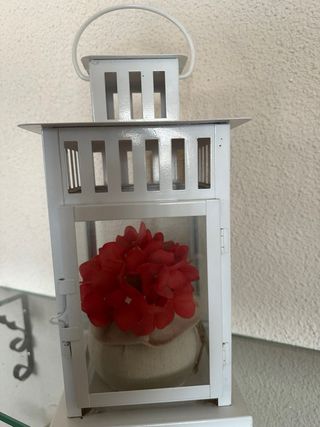 Farol decorativo blanco con flores rojas