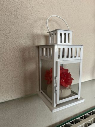 Farol decorativo blanco con flores rojas