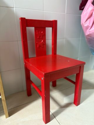 2 sillas y 1 mesa de color rojo de madera