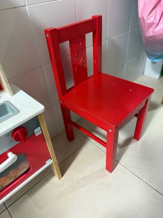 2 sillas y 1 mesa de color rojo de madera