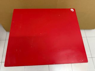 2 sillas y 1 mesa de color rojo de madera