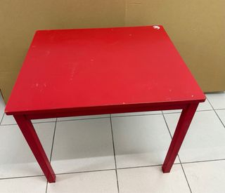 2 sillas y 1 mesa de color rojo de madera