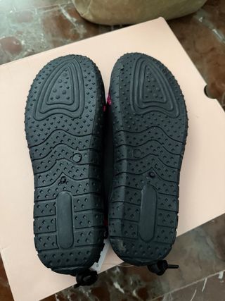 Zapatillas de agua Rainbow Shoes negras y rosas