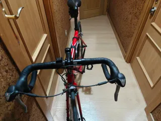 Bicicleta de carretera roja