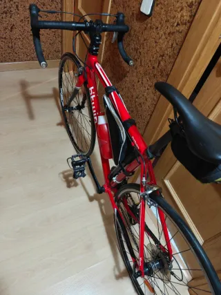 Bicicleta de carretera roja