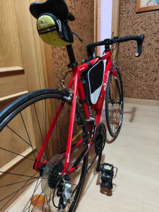 Bicicleta de carretera roja