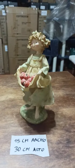 Figura de porcelana niña con manzanas