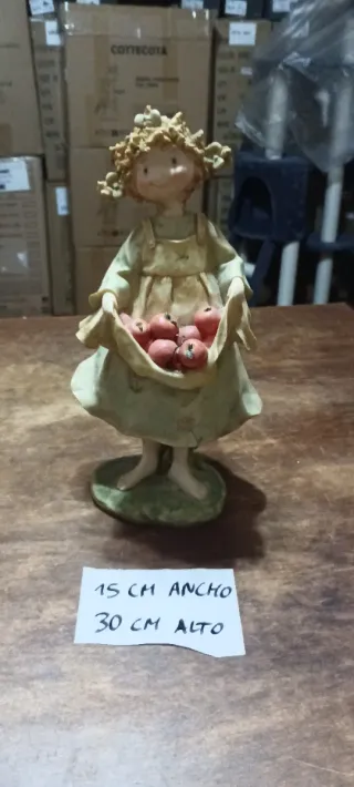 Figura de porcelana niña con manzanas