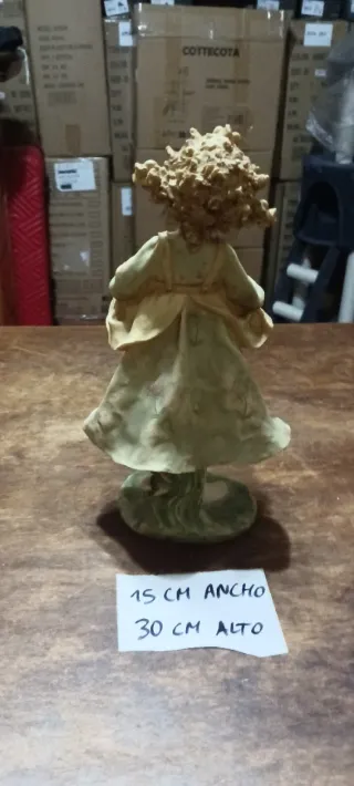 Figura de porcelana niña con manzanas