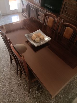Mesa comedor vintage con cristal protector