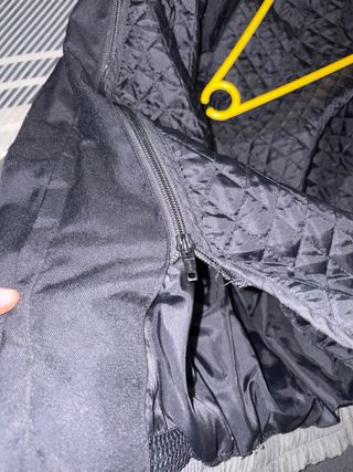 Chaqueta de moto gris y negra