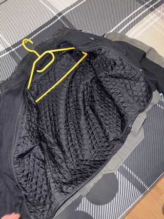 Chaqueta de moto gris y negra