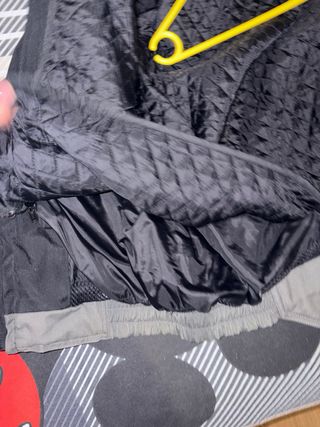 Chaqueta de moto gris y negra