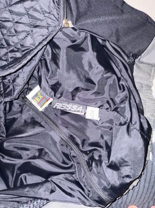 Chaqueta de moto gris y negra