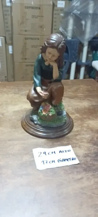 Figura de porcelana niña con cesta