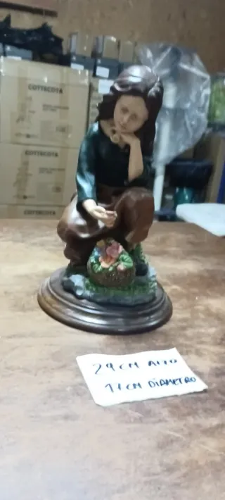 Figura de porcelana niña con cesta