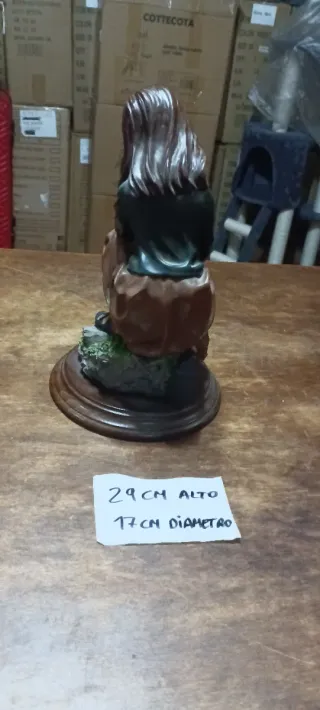 Figura de porcelana niña con cesta