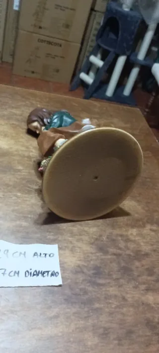 Figura de porcelana niña con cesta