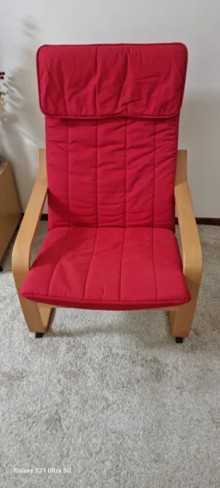 Butaca roja de tela y madera