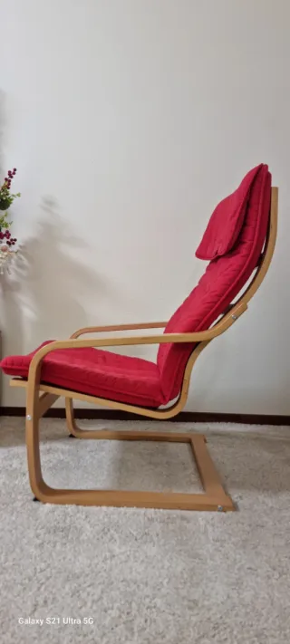 Butaca roja de tela y madera