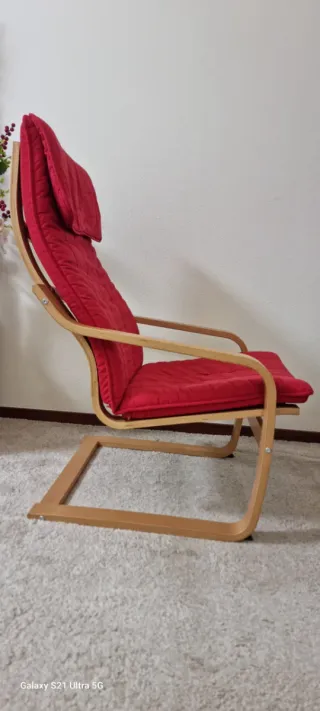 Butaca roja de tela y madera