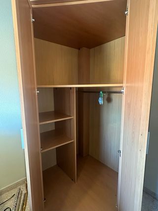 Armario de esquina madera y amarillo