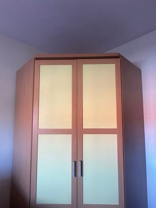 Armario de esquina madera y amarillo