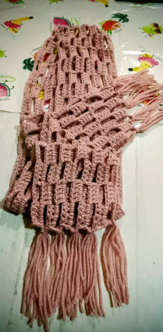 Bufanda fina rosa con flecos