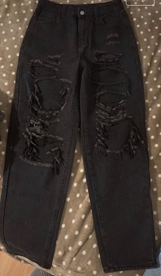 Pantalones vaqueros negros rotos